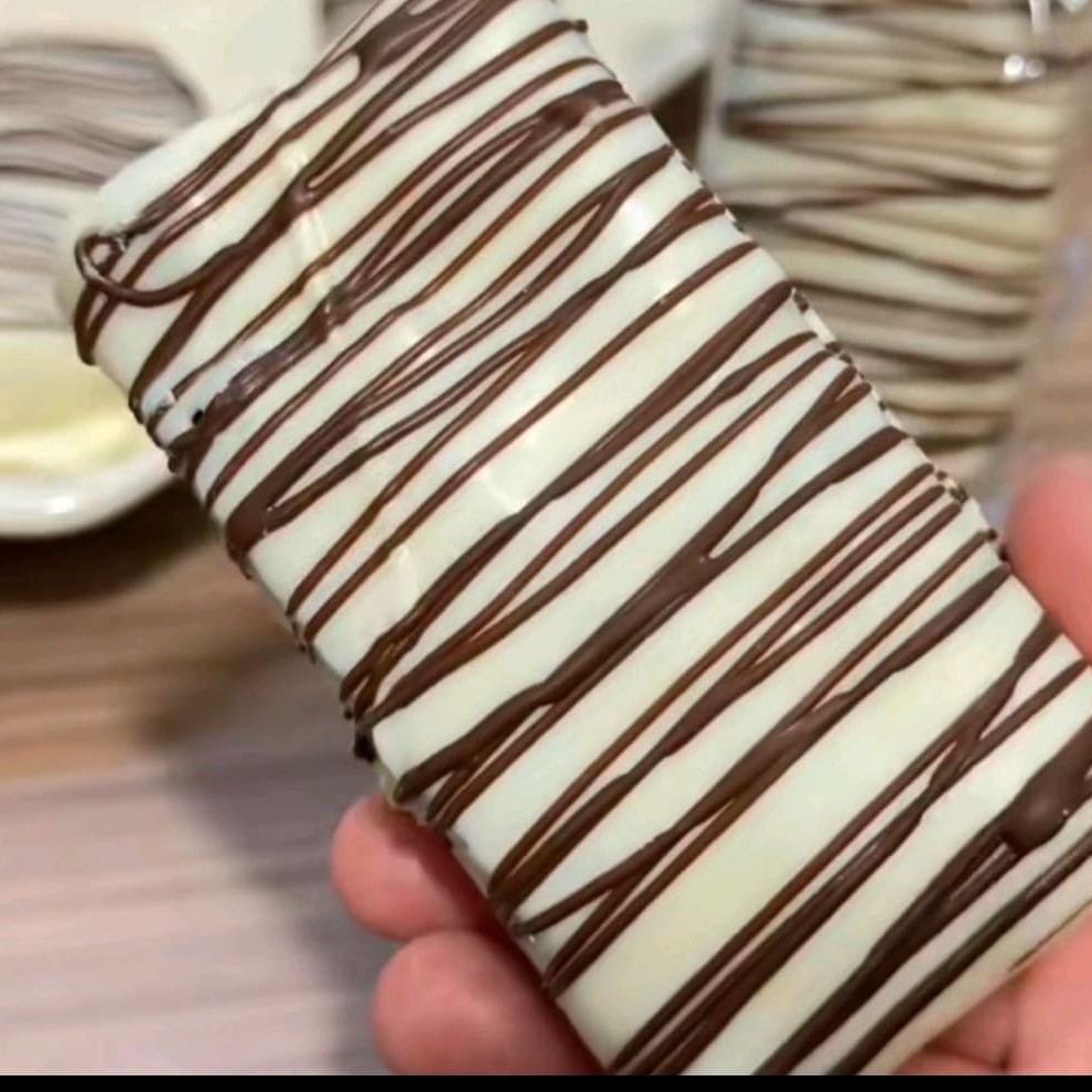 Palha italiana de biscoito com casquinha de chocolate