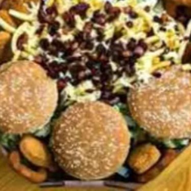 3 X-Burger duplo, anéis de cebola, batata frita c/ bacon em cubos, cheddar cremoso, nuggts, molhos especiais e refrigerante de 1,5l.