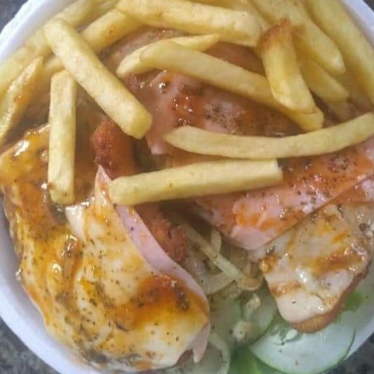 2 pedaços de frango c/ molho de , oregano , mussarela e presunto  e os acompanhamentos vc escolhe até 5 tipos