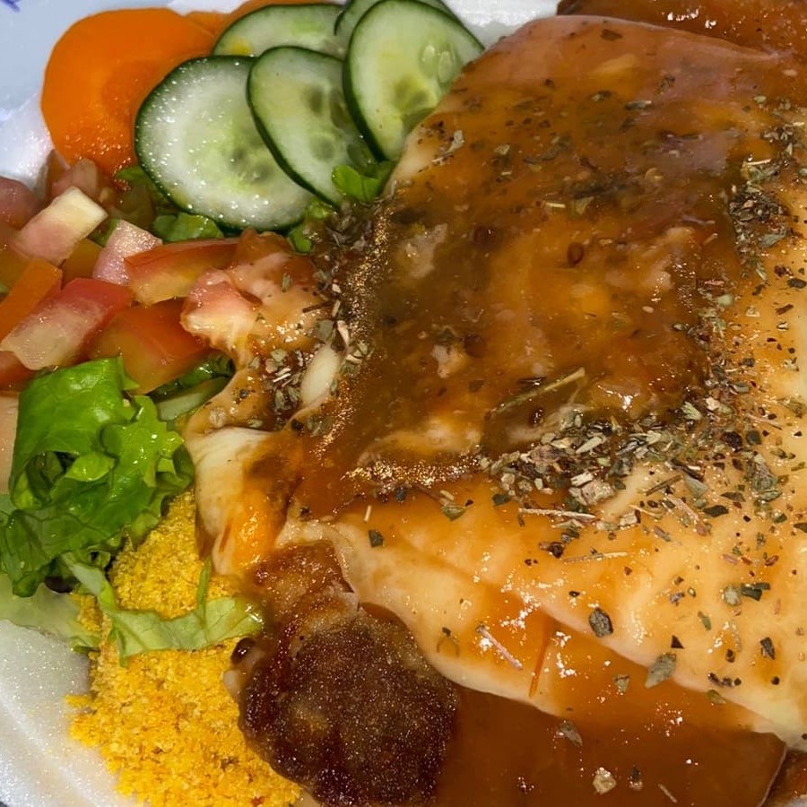 Filé de frango à parmegiana acompanhado de arroz, feijão, macarrão, farofa e salada