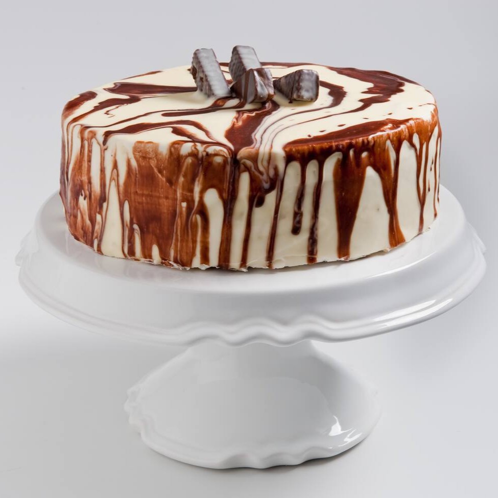 Pão de ló de chocolate e de baunilha, recheado com pedaços de bombom, creme de chocolate branco e de chocolate ao leite.    Diâmetro de 24 cm servindo aprox. 20 fatias.