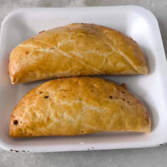 Massa leve e assada, com recheio suculento de frango temperado