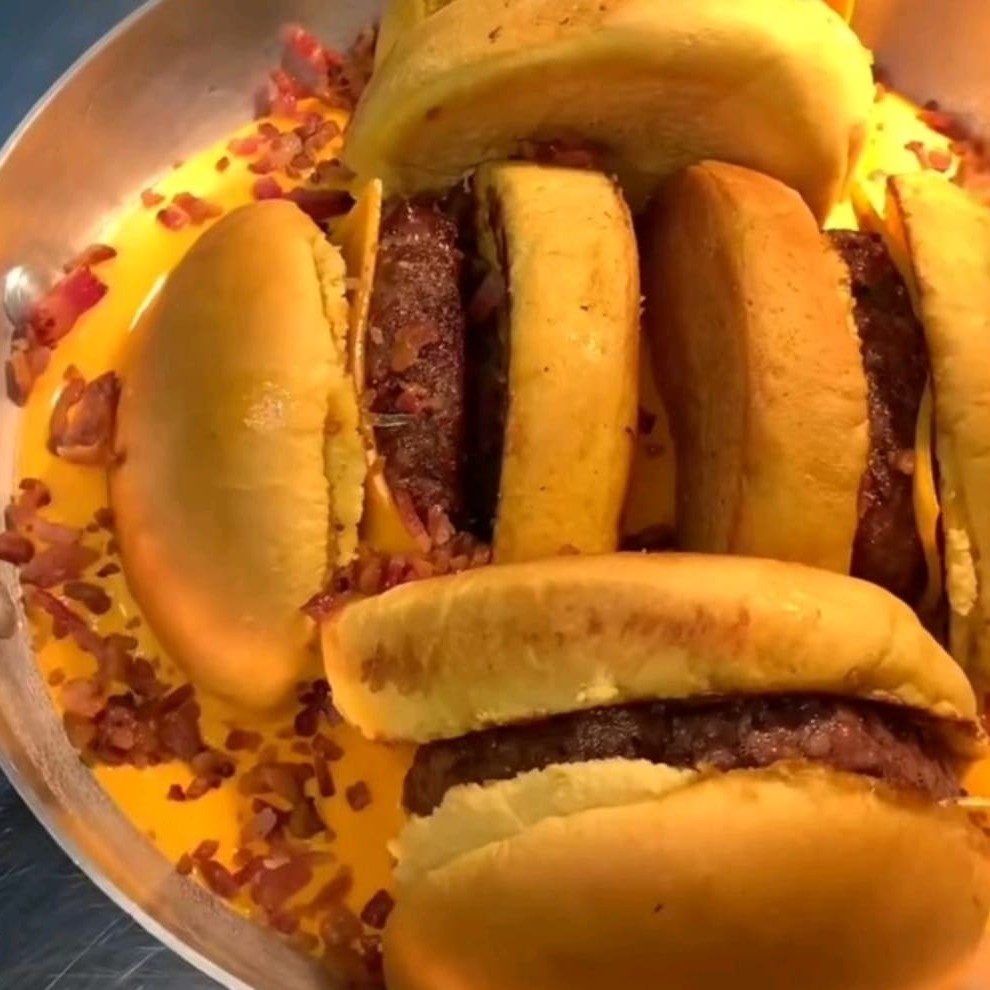 Pão artesanal,carne de hambúrguer artesanal e queijo e cheddar