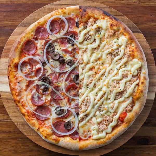 Pizza Gigante 35 cm - 8 fatias - 1/2calabresa (Molho de tomate pelati italiano, mussarela artesanal,, linguiça calabresa defumada, azeitona preta fatiada, cebola e orégano.) e 1/2frango Catupiry (Molho de tomate pelati italiano, mussarela artesanal, frango desfiado, Catupiry e oregano)