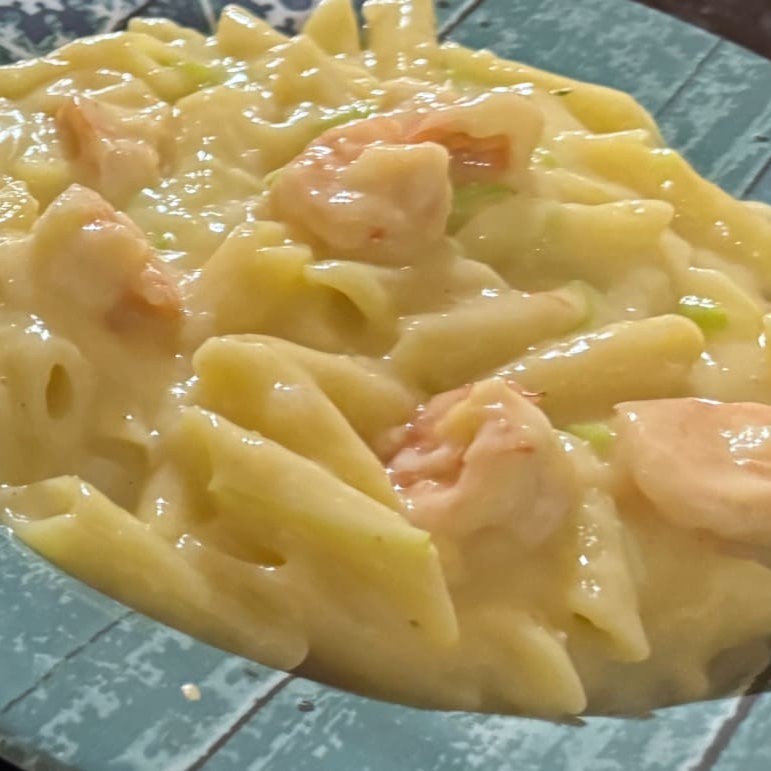 Penne, molho branco, alho poró e 120g de camarão