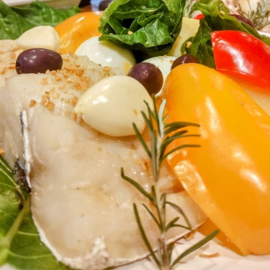 Bacalhau A Portuguesa Executivo Acompanhado De Batata Cozida, Cebola, Couve, Pimentão, Ovos, Alho, Azeitonas, Arroz Regado Com Azeite.
