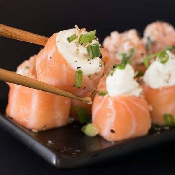 Lamina de salmão envolvendo cream cheese, finalizado com cebolinha.

Lâminas delicadas de salmão fresquinho envolvem um recheio cremoso de cream cheese, finalizadas com um toque especial de cebolinha fresca que traz aroma e sabor irresistível. Uma combinação perfeita de texturas e sabores para quem aprecia o melhor da culinária japonesa.