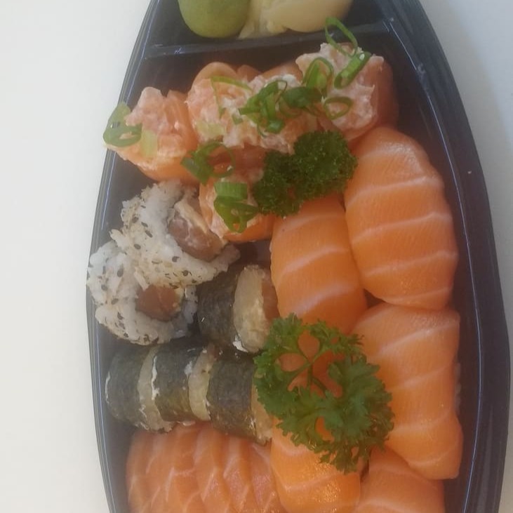 São 30 peças: 5 pç de uramaki salmão, 5 pç de roll salmão filadélfia, 5 pç hot salmão filadelfia, 5 pç sashimi, 5 pç sushi e 5 pç jow jow