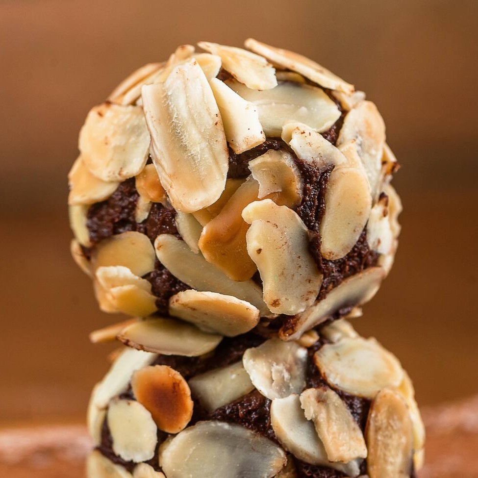 Tâmaras, farinha de amêndoas, cacau 100%, xylitol finalizadas com amêndoas