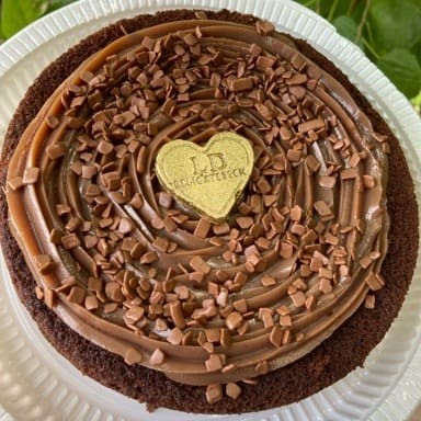 Deliciosamente preparado com uma Massa de Chocolate 33% Cacaus, bem macia e fofinha, com uma generosa camada de Brigadeiro Belga, finalizado com Granulado Callebout. . . . ###tags#### promoção promocao oferta desconto barato taxa gratis entrega grátis combo doce sobremesa bolo fatia brownie braune brauni browni nutela Nutella Ninho kitkat red velvet pistache geleia cenoura brigadeiro chocolate copo felicidade bombom cone trufado pai de mel pote pavê pudim cuscuz cookies tortas tortellete bolo vulcao vulcão salgado gourmet artesanal