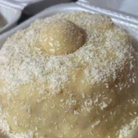 Massa de Chocolate, cobertura de brigadeiro cremoso de Coco e finalizado com raspas de Coco.