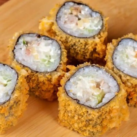 """Porção com 10 unidades de Haru Hot recheado com uma cremosa pasta de peixe branco, preparada com temperos especiais para realçar o sabor suave e delicado do peixe. Empanado e crocante por fora, é finalizado com cream cheese para trazer ainda mais cremosidade e equilíbrio. Uma combinação irresistível de texturas e sabores que encanta a cada mordida."""