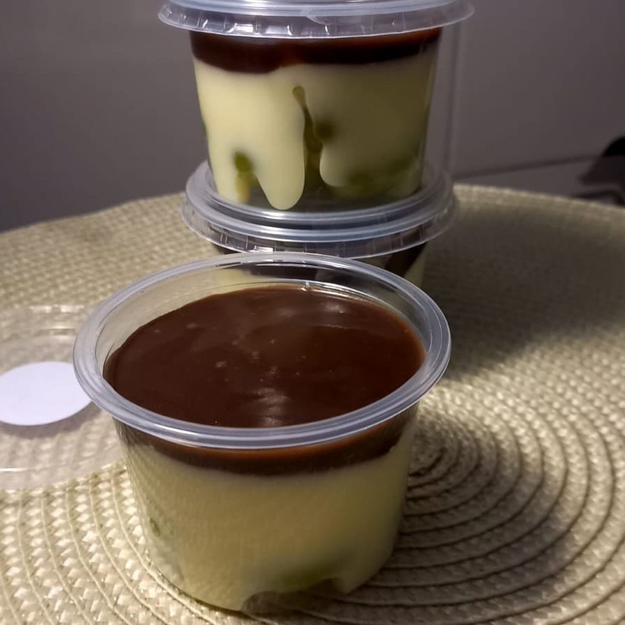 Pedaços de uvas cobertas com um delicioso creme belga bem cremoso e finalizado com ganache de chocolate blend.