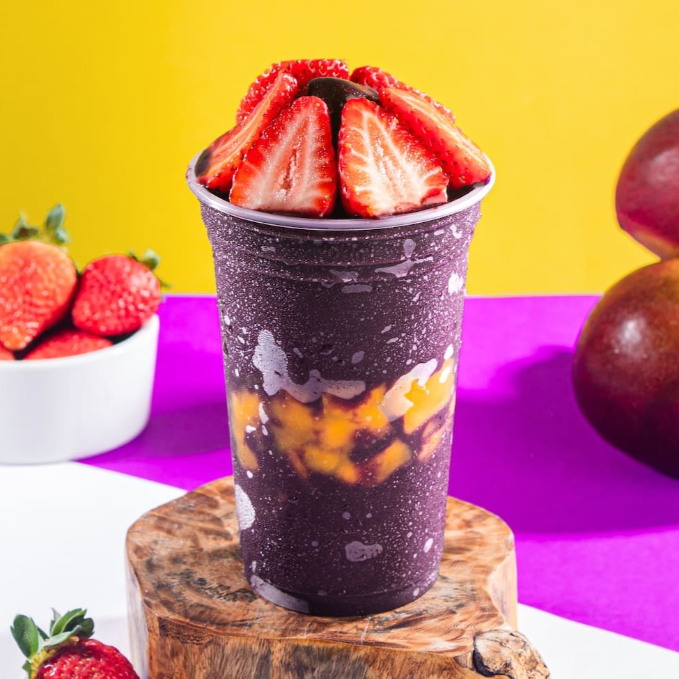 Saboreie nosso autêntico Açaí Tradicional, repleto de pedaços de frutas frescas, generosamente distribuídos no meio do copo e por cima. Este delicioso manjar é servido em um copo de 700ml, sem economia, garantindo uma experiência gastronômica inigualável. Preparado com uma receita única e inovadora, nosso açaí é cuidadosamente batido com Guaraná, proporcionando um sabor autêntico e surpreendente, que conquista todos os paladares. Além disso, oferecemos uma variedade de complementos gratuitos, para enriquecer ainda mais a sua experiência. Uma combinação saborosa e refrescante, que vai além do convencional. Experimente e surpreenda-se com nosso 'Copo 200ml Nutella', uma inovação na categoria 'Açaí Com Frutas (Pedaços)'!