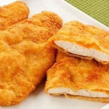 Nosso delicioso e suculento frango à milanesa, acompanhado de nosso arroz branco, feijão, macarrão, fritas, farofa e salada a sua escolha!