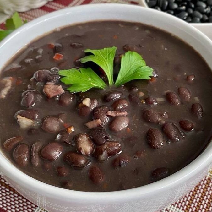 Feijão Preto Caseiro Sabor tradicional e irresistível! Nosso feijão preto é preparado com temperos especiais, cozido lentamente até ficar cremoso e cheio de sabor. Acompanha perfeitamente qualquer prato e traz aquele gostinho de comida feita em casa.