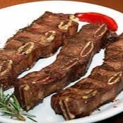 Corte típico argentino retirado da parte mais nobre da costela.  - prato composto por 800gr a 1 kg de assado de tira mini angus e acompanhamento completo a sua escolha (arroz, farofa, molho a campanha, batata palito)