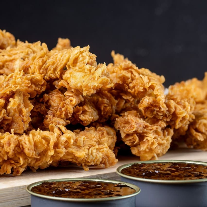 14 unidades de filezinho crispy, crocantes por fora, macios por dentro e com aquele tempero caseiro que dá vontade de repetir. Acompanha 3 potes de molho Grátis.