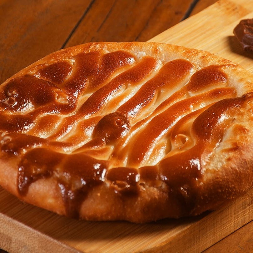 Chocolate ao leite coberto com chocolate branco