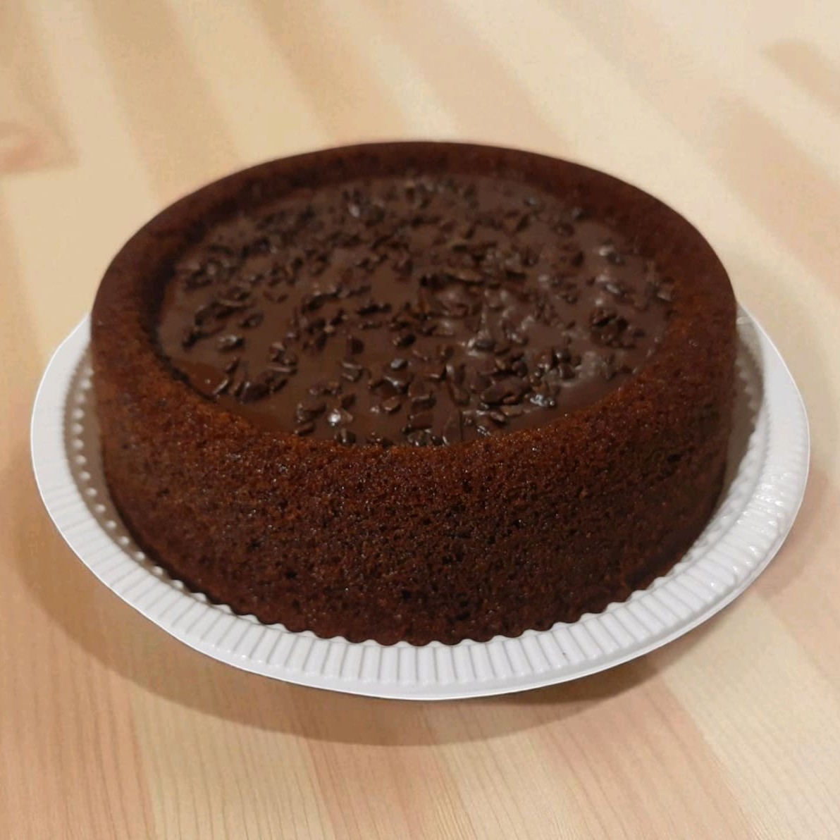 Bolo de massa 50% cacau super fofinha e úmida exclusiva da Jack recheado com creme de chocolate gourmet mega cremoso decorado com granulado de chocolate