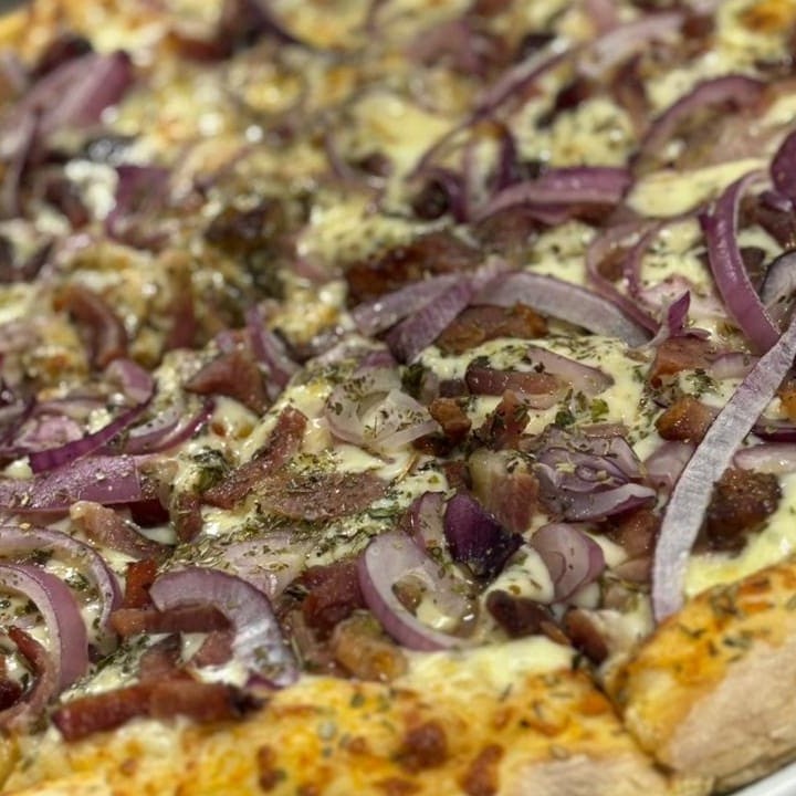 Massa longa duração, molho de tomate artesanal, muçarela derretida, bacon e cebola roxa. Tamanho: 40 cm Serve até 8 fatias