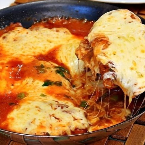 Acompanha Arroz, Cupim Ao Molho Pomodoro Caseiro e Muita Mussarela.  Além disso, você tem a liberdade de escolher mais um acompanhamento a gosto entre as opções: batata frita crocante, nutritiva salada de legumes ou nosso salpicão saboroso