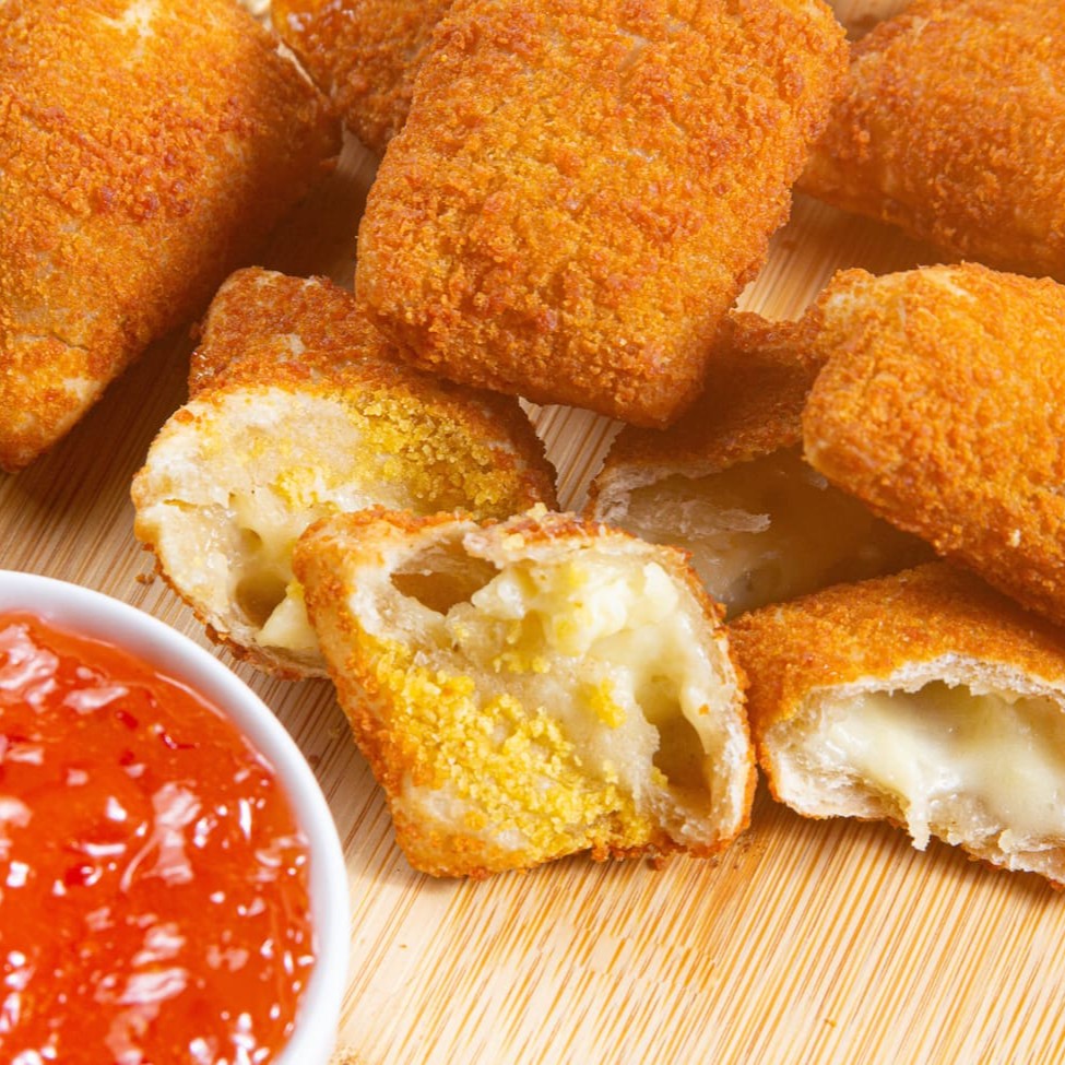 Deliciosa cama de queijo gouda Mcain empanada.   Pense em um quejo cremoso e o empanamento crocante? É essa delícia.  Acompanha geleia de pimenta.