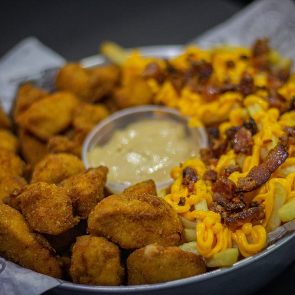 Frango empanado + Fritas + Cheddar + Bacon + Molho