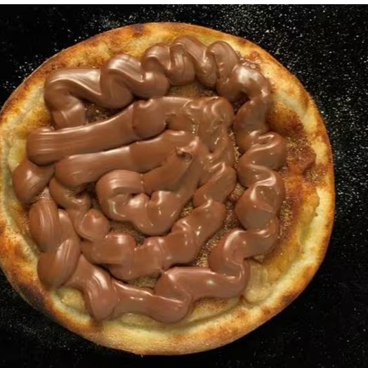 Massa artesanal e banana fatiada com cobertura de doce de leite gourmet.