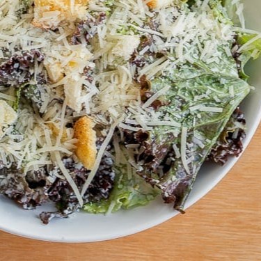 Clássica Salada caesar com croutons caseiros, queijo parmesão fresco ralado e o nosso delicioso molho aioli.