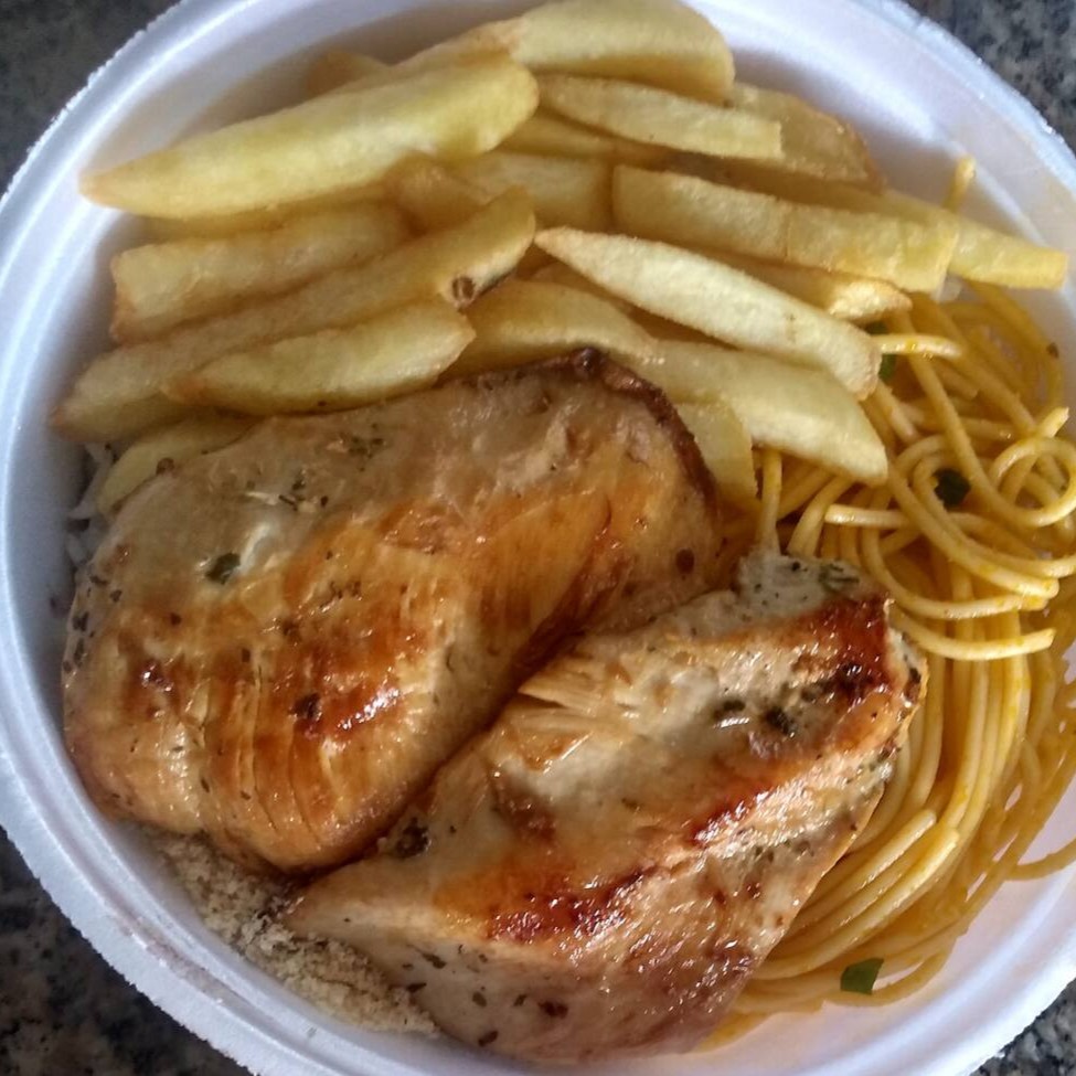 Feijão, arroz, macarrão, farofa e batata frita.