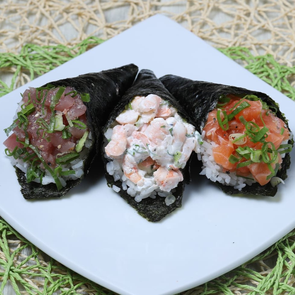 Arroz japonês, proteína a sua escolha, cebolinha, com ou sem cream cheese, envoltos em alga nori, no formato de cone.  Opções:   Temaki skin Temaki atum Temaki salmão Temaki camarão Temaki hot filadelfia  Temaki hot filadelfia empanado