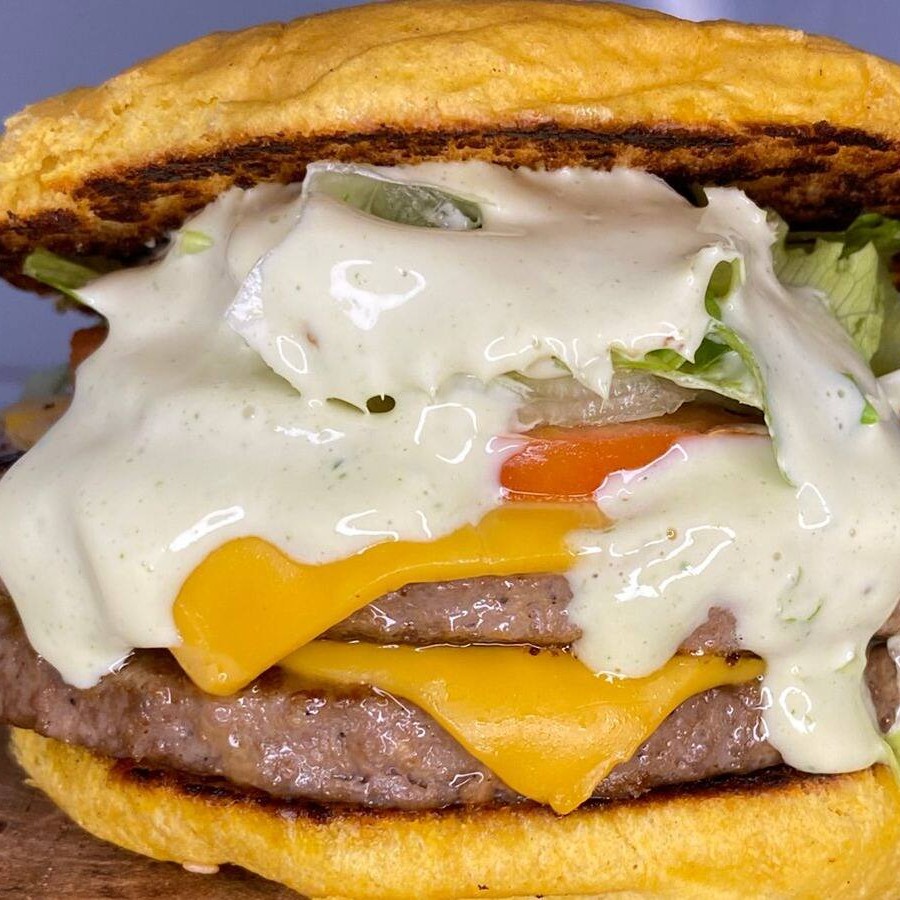 Pão 2 hambúrgueres de picanha, queijo cheddar, maionese da casa e salada.