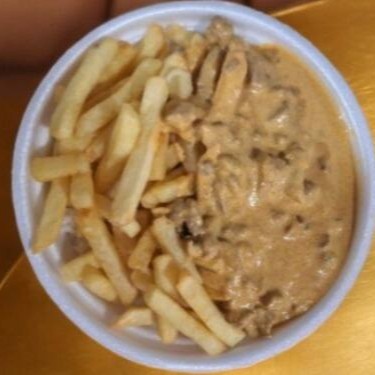 Quentinha de isopor 500ml .  Strogonoff de carne  Arroz branco  e batata frita  .Não colocamos acompanhamentos separados