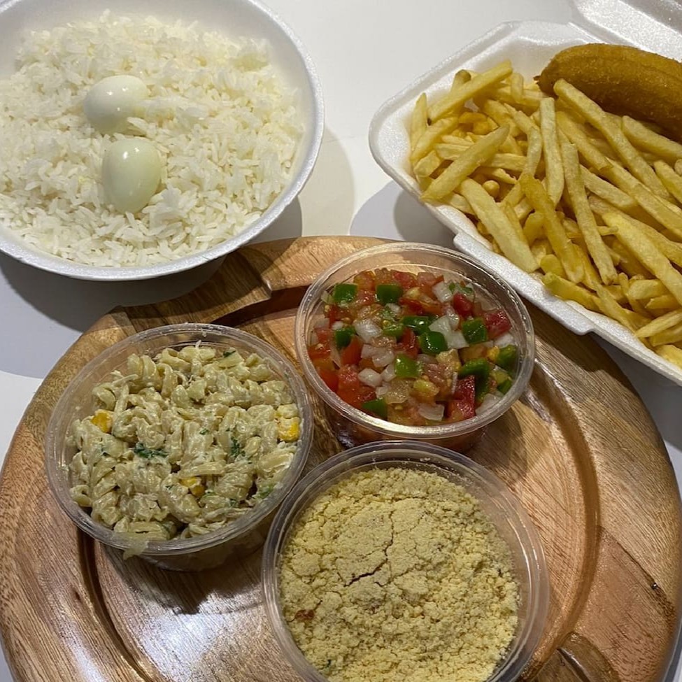Batata frita,arroz,molho,maionese ou macarronese,farofa,banana,2 ovos de codorna e um espeto de R$ 7,00. Executivo