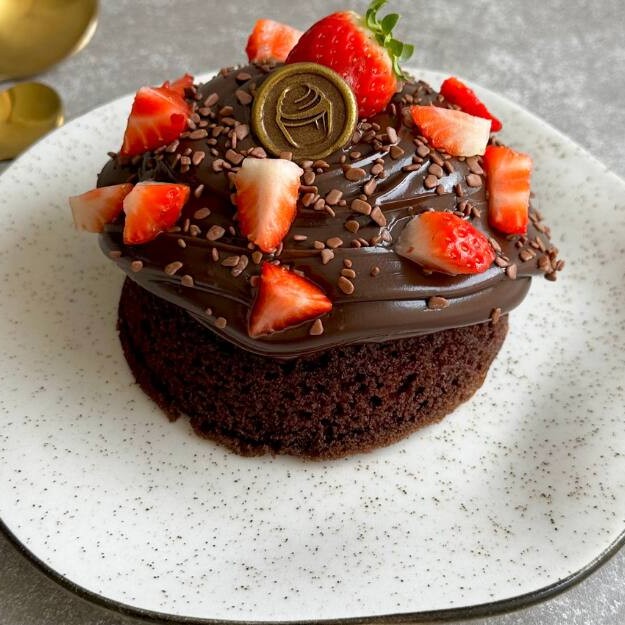 Mini bolo vulcão de chocolate super fofinho com morangos frescos picados no recheio e muito brigadeiro de chocolate cremoso de cobertura, com granulados de chocolate belga e mais morangos frescos picados! Perfeito para dividir ou comer sozinha(o) :) ~Não escrevemos Bilhetes sem a compra do mesmo que está disponível no começo e final do cardápio. A Cake Shot não altera e/ou adiciona ingredientes aos produtos já formulados. - 12cm - 350g Bolo vulcão - Bolo de chocolate - Mini vulcão - Mini bolo - Bolinho - Mini bolo vulcão - Bolo de chocolate com brigadeiro - Bolo de Brigadeiro - Vulcão de Brigadeiro - Brigadeiro - Chocolate - Morangos - Bolo com morangos - Mini bolo com morangos - Promoção - Entrega grátis