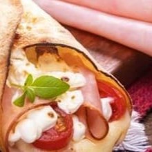 Massa crocante, mussarela, manjericão, peito de peru, Catupiry, bacon e oregano.