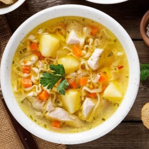 Com arroz, filé de peito de frango, cenoura e batata inglesa.  - Acompanhamentos grátis: torradas, molho de pimenta (em sachê), colher e guardanapos.