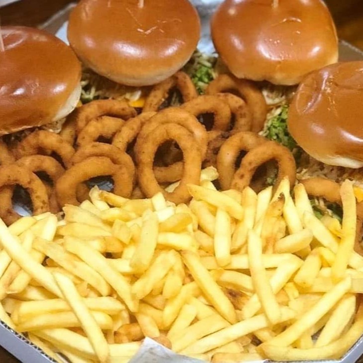 Batata frita, anéis de cebola 4 Londres ( carne ovo bacon molho especial e alface) e molhos a aparte