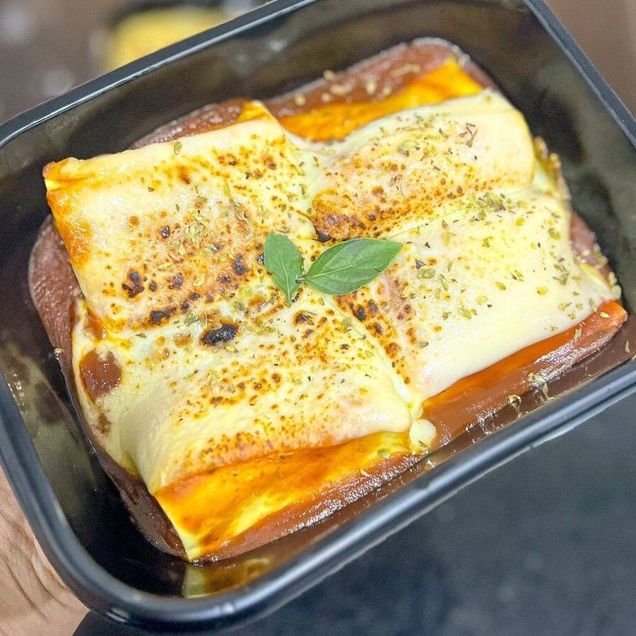 Recheado com uma deliciosa combinação de molho bechamel, queijo, presunto, coberto com molho de tomate e finalizado com queijo derretido e maçaricado.