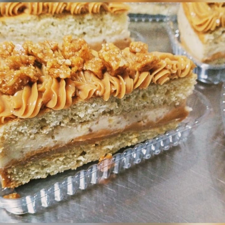 Massa branca super clarinha e fofinha com um maravilhoso creme de nozes e creme de doce de leite, finalizado com crocante de nozes. Uma combinação perfeita, super leve e deliciosa. Peso aprox. 240g