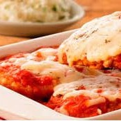 Revestido com um autêntico e saboroso molho de tomate caseiro, e o irresistível queijo parmesão, deliciosamente derretido. Acompanha um purê de batatas, de textura cremosa e suave, que eleva a experiência de sabor a um novo patamar.