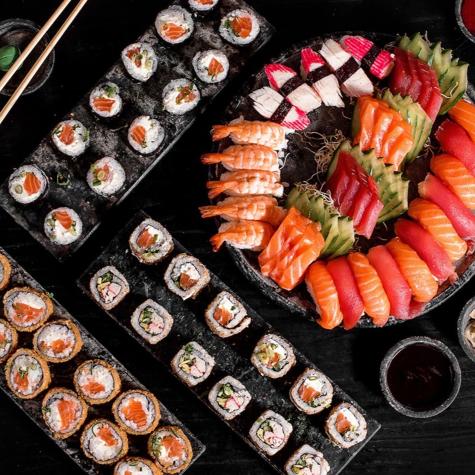 8 sashimi salmão + 8 sashimi atum + 5 sushi salmão + 5 sushi atum + 5 sushi kani + 4 sushi camarão + 5 califórnia + 5 uramaki filadélfia + 12 filadélfia + 12 hot filadélfia