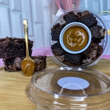 Tirinhas do melhor brownie da vida com recheio de doce de leite, brigadeiro de leite Ninho ou brigadeiro de chocolate 50% cacau.