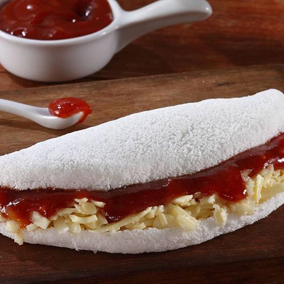 Uma combinação clássica e cheia de charme que une o sabor suave do queijo com a doçura da goiabada cremosa. A tapioca Romeu e Julieta é perfeita para quem aprecia contrastes marcantes e uma experiência doce e equilibrada, com o toque artesanal da nossa massa leve e fresquinha.