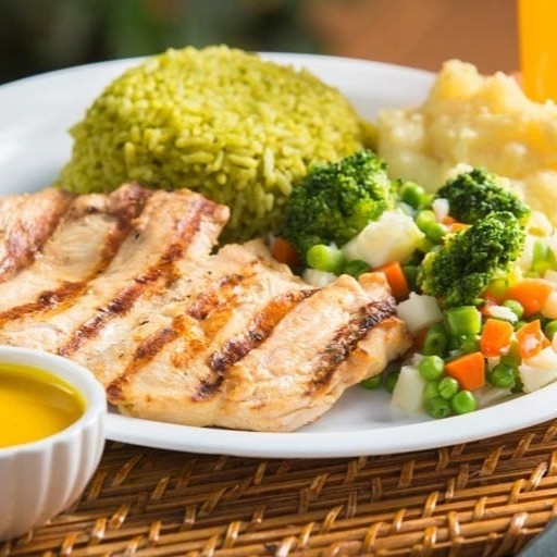 Proteína, entre 100 a 120 gramas, acompanhada de dois complementos à sua escolha.  Esta é uma refeição modesta, mas deliciosamente satisfatória, ideal para aqueles que estão seguindo uma dieta ou simplesmente preferem uma alimentação mais equilibrada. Uma combinação perfeita de sabor e saúde para manter o seu Dia leve e energizado.