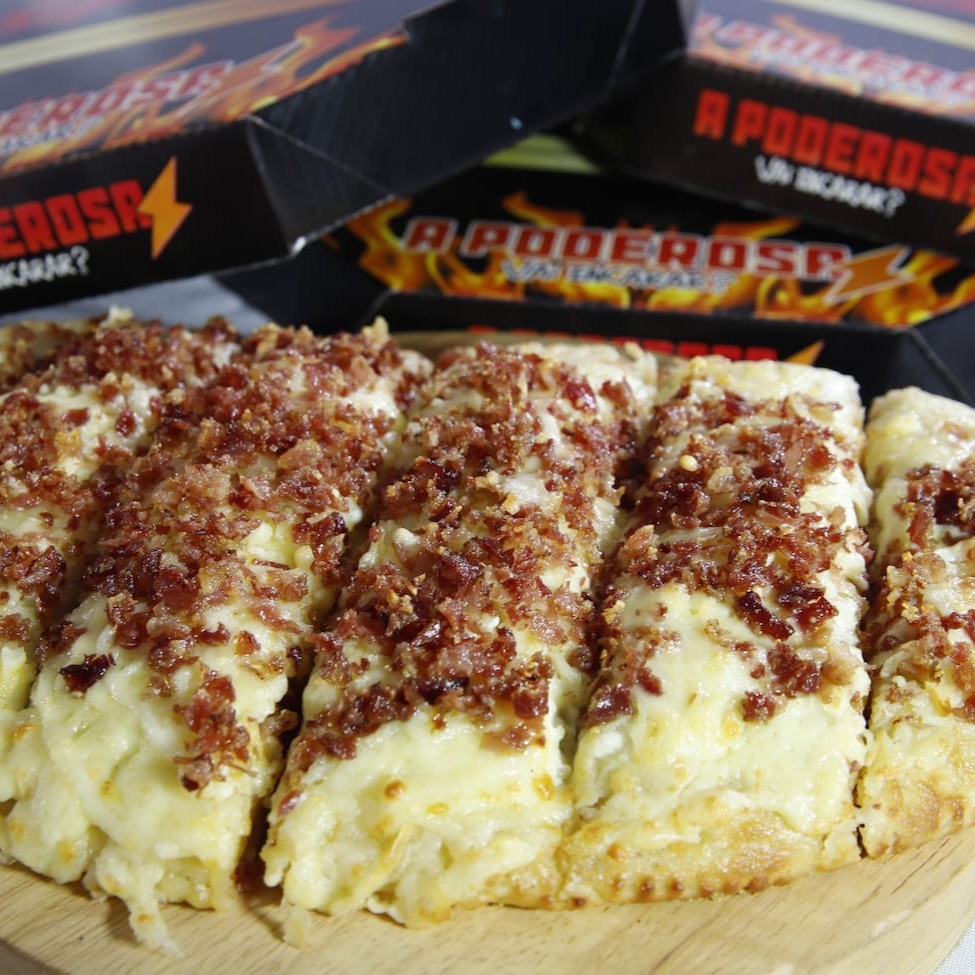 Maravilhoso calzone recheado com Calabresa Aurora fatiada e mussarela, finalizado com molho secreto Poderosa, queijos provolone e parmesão, e bacon.