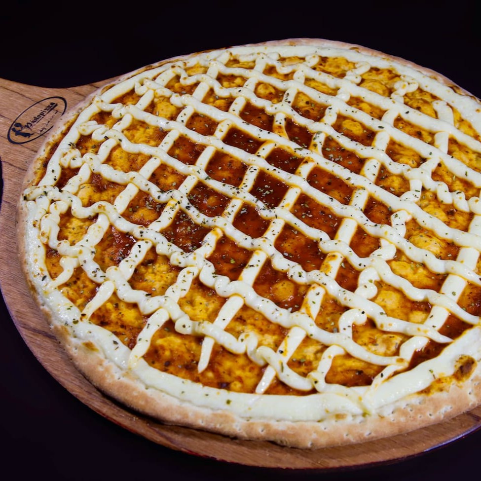 Com um plus no recheio, a nossa turbinada de 2 queijos é outra queridinha da Rapi10! Aquela deliciosa massa fina que todos já conhecem, molho de tomate, mais Muçarela e e mais requeijão, com uma pitada de orégano e azeitonas. Top 3 do Ranking.