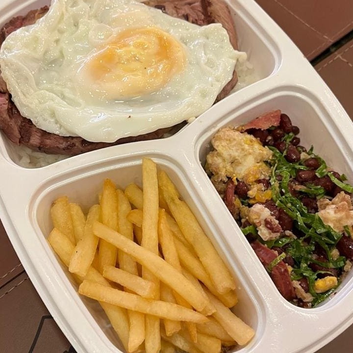 Acompanha arroz branco , feijão tropeiro , ovo frito com  fritas ou salada verde