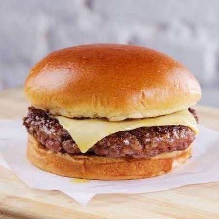 Pão, hambúrguer, maionese, ketchup, salada e batata palha